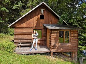 Srub na svahu sjezdovky v Radvanicích