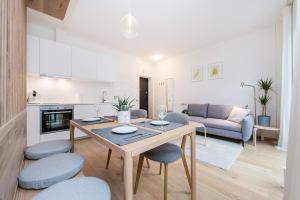 cohost I NEW Apartment w-balcony, Self check-in at the Renesanso Complex