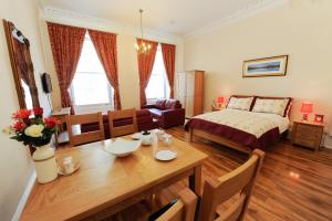 Deluxe Family Suite room in Edinburgh City Suites
