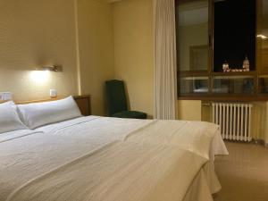 Twin Room with City View room in Hotel Condal