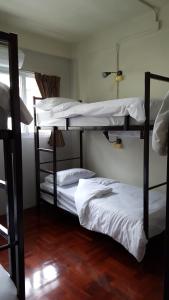 Phòng 3 người có phòng tắm chung (Triple with Shared Bathroom)