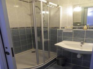 Hotels Hostellerie De La Poste : Chambre Lits Jumeaux avec Douche 