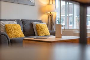 Cosy & Bright 2 Bedroom Apartment in Newbury Town Centre - SLEEPS 7