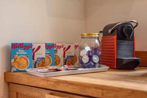 Cosy 2 Bedroom Reading House SLEEPS 6 - With FREE WiFi & Garden by Roost Accommodation