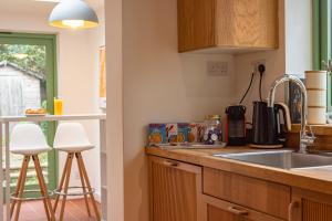 Cosy 2 Bedroom Reading House SLEEPS 6 - With FREE WiFi & Garden by Roost Accommodation