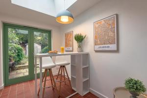 Cosy 2 Bedroom Reading House SLEEPS 6 - With FREE WiFi & Garden by Roost Accommodation