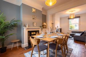 Cosy 2 Bedroom Reading House SLEEPS 6 - With FREE WiFi & Garden by Roost Accommodation