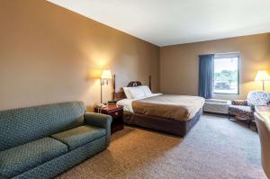 Standard King Non Smoking 2 person Sofa bed room in Econo Lodge Inn & Suites Middletown