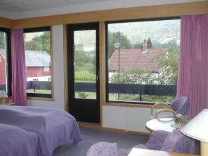 Standard Twin Room with Mountain View room in Innvik Fjordhotell