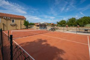 Božini dvori- Villa with Pool, Sauna , Jacuzzi and Tennis Court