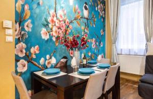 Cherry Blossom Designer Apartment in the Center With Free Parking