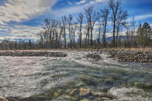 Pet-Friendly Libby Cottage with Mountain Views!