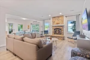 Private Dock Spacious Lakefront Home in Stover - Edwards