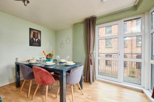 The Sleek Nottingham Gem with Balcony - Sleeps 6