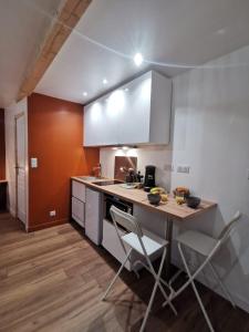 Les appartements du centre, refaits a neuf, climatises, hyper centre, 50m a pieds des commerces, restaurants, parking gratuit : photos des chambres