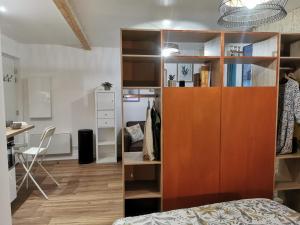 Les appartements du centre, refaits a neuf, climatises, hyper centre, 50m a pieds des commerces, restaurants, parking gratuit : photos des chambres