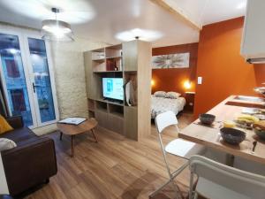 Les appartements du centre, refaits a neuf, climatises, hyper centre, 50m a pieds des commerces, restaurants, parking gratuit : photos des chambres