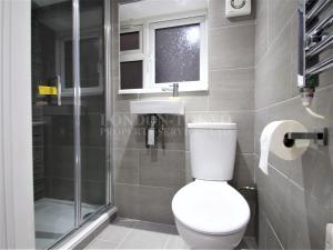 Detached 5 bedroom house, ideally located