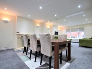 Detached 5 bedroom house, ideally located