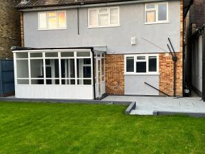 Detached 5 bedroom house, ideally located