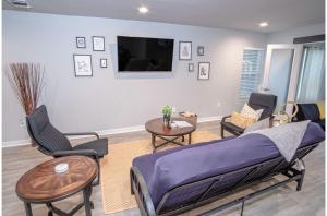 Stylish 4 Br2Ba Renovated Home Near Downtown