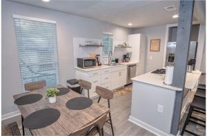 Stylish 4 Br2Ba Renovated Home Near Downtown