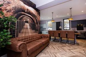 BOOTique House - Luxury Group Accommodation in Wakefield - Lofthouse Gate