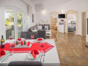 Holiday House Ana & Marina with private Pool and garden