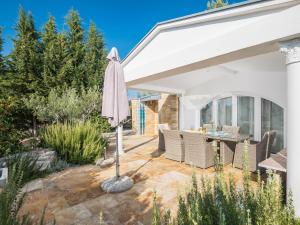 Holiday House Ana & Marina with private Pool and garden 