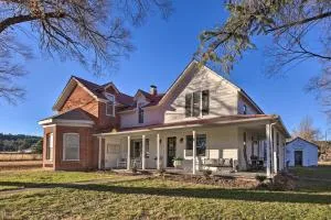 Peaceful Luna Farmhouse with Wraparound Porch! - Luna