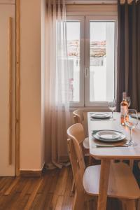 Luxury Apartment with Acropolis View Terrace and Jacuzzi - Living Stone Moonstone