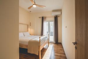 Luxury Apartment with Acropolis View Terrace and Jacuzzi - Living Stone Moonstone