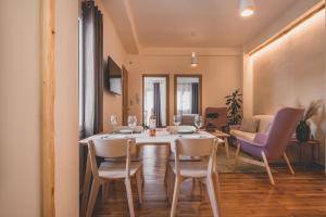 Luxury Apartment with Acropolis View Terrace and Jacuzzi - Living Stone Moonstone