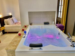 B&B / Chambres d'hotes La Maison des Vendangeurs - TABLE D'HOTES le soir du jeudi au lundi - Jacuzzi - Balneo SPA - ACCES Piscine UNIQUEMENT pour suite lit king size avec baignoire spa et chambre lit king Size baignoire spa Piscine de mai a octobre : photos des chambres