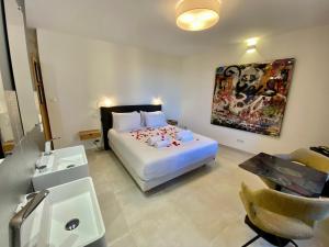 B&B / Chambres d'hotes La Maison des Vendangeurs - TABLE D'HOTES le soir du jeudi au lundi - Jacuzzi - Balneo SPA - ACCES Piscine UNIQUEMENT pour suite lit king size avec baignoire spa et chambre lit king Size baignoire spa Piscine de mai a octobre : photos des chambres