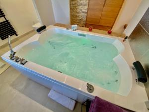 B&B / Chambres d'hotes La Maison des Vendangeurs - TABLE D'HOTES le soir du jeudi au lundi - Jacuzzi - Balneo SPA - ACCES Piscine UNIQUEMENT pour suite lit king size avec baignoire spa et chambre lit king Size baignoire spa Piscine de mai a octobre : photos des chambres