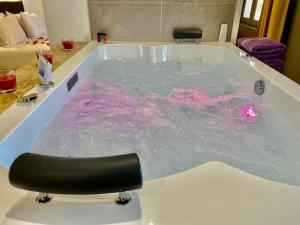 B&B / Chambres d'hotes La Maison des Vendangeurs - TABLE D'HOTES le soir du jeudi au lundi - Jacuzzi - Balneo SPA - ACCES Piscine UNIQUEMENT pour suite lit king size avec baignoire spa et chambre lit king Size baignoire spa Piscine de mai a octobre : photos des chambres