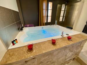 B&B / Chambres d'hotes La Maison des Vendangeurs - TABLE D'HOTES le soir du jeudi au lundi - Jacuzzi - Balneo SPA - ACCES Piscine UNIQUEMENT pour suite lit king size avec baignoire spa et chambre lit king Size baignoire spa Piscine de mai a octobre : photos des chambres