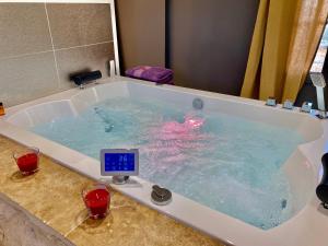 B&B / Chambres d'hotes La Maison des Vendangeurs - TABLE D'HOTES le soir du jeudi au lundi - Jacuzzi - Balneo SPA - ACCES Piscine UNIQUEMENT pour suite lit king size avec baignoire spa et chambre lit king Size baignoire spa Piscine de mai a octobre : photos des chambres