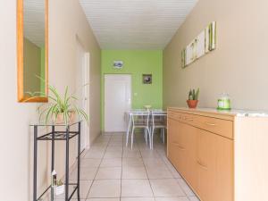 Maisons de vacances Gite Grand-Auverne, 3 pieces, 5 personnes - FR-1-306-1111 : photos des chambres