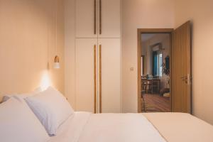 Luxury Apartment with Acropolis view Terrace and Jacuzzi in the Heart of Athens - Living Stone Azurite