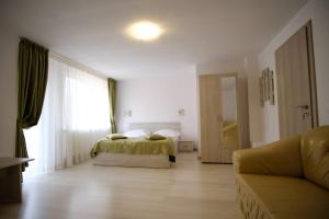 Triple Room with Balcony room in Pensiunea Padurea Verde