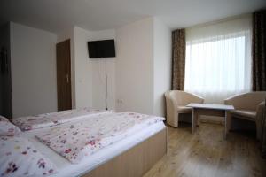 Double Room with Balcony room in Pensiunea Padurea Verde