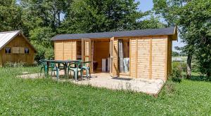 Lodges Camping de Tournus - Drole de cabane : photos des chambres