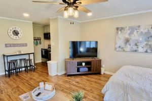 Lakeside Villa - Quite Location, walk to the pool and to the Country Club