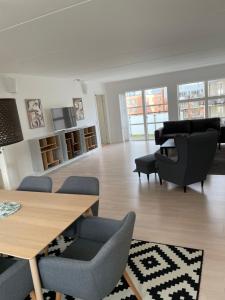 CITY LUX APARTMENT, 2 FULL BATHROOMs