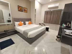 Hotel Shri Anand Dham, Nathdwara - 125 Meters away from the temple