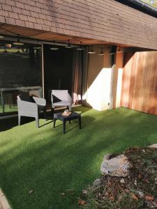 Maisons d'hotes Lapausedegout chambres climatisees terrasse ou patio : Suite - Vue sur Jardin