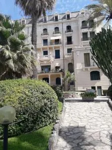 La Casa di Anna, in palazzina liberty fronte parco - Stazione Bordighera