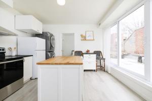 Rosemont Oasis 1BR 2BA near Metro
